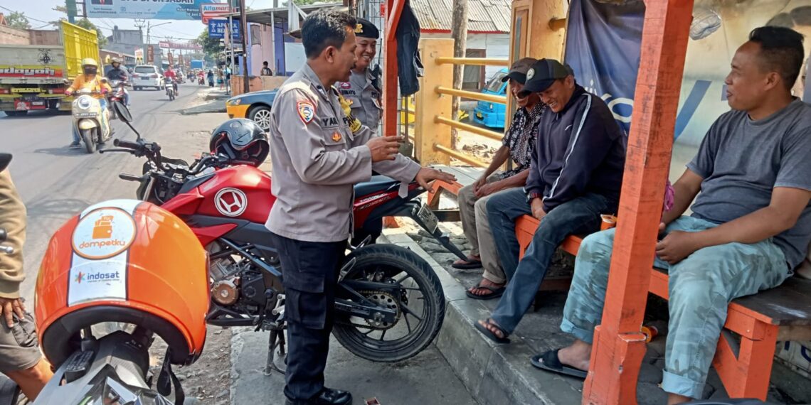 Sambangi Pangkalan Ojek, Bhabinkamtibmas dan anggota samapta Samapta Berikan Himbauan Kamtibmas