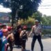Aksi Humanis Anggota Polsek Sukalarang Bantu Siswa Sekolah Menyebrang Usai Pulang Sekolah