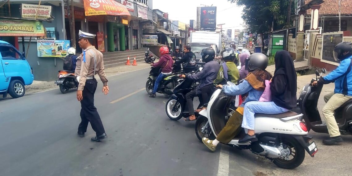 Antisipasi Kemacetan, polsek sukalarang Gelar Gatur Siang Bubaran Karyawan Pabrik