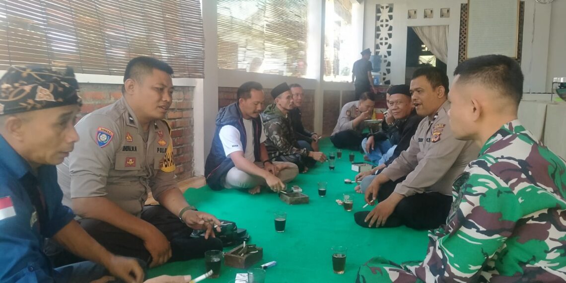 Ciptakan rasa aman, Sinegritas Babinsa Dan Bhabinkamtibmas Polsek Sukaraja Kompak sambangi warga