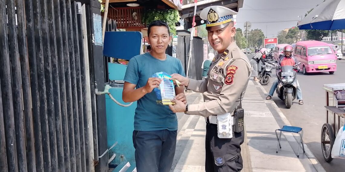 Edukasi Warga, Satgas Ops Zebra Lodaya Polres Sukabumi Kota Bagikan Ratusan Brosur