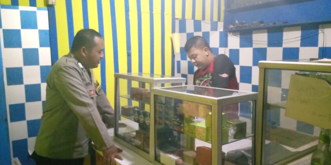 Cegah Peredaran Miras, Polisi Polsek Sukalarang Gencarkan Razia Miras Ke Kios – Kios Jamu