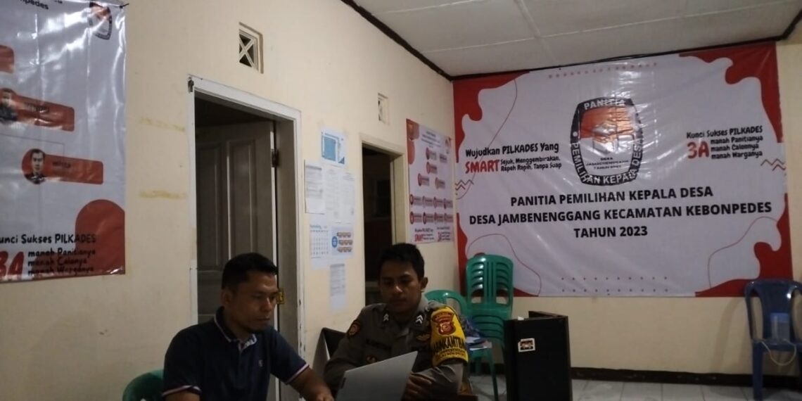 Bhabinkamtibmas Polsek Kebon Melekat Jaga Kotak dan Surat Suara Jelang Pilkades Desa Jambe Nenggang