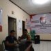 Bhabinkamtibmas Polsek Kebon Melekat Jaga Kotak dan Surat Suara Jelang Pilkades Desa Jambe Nenggang