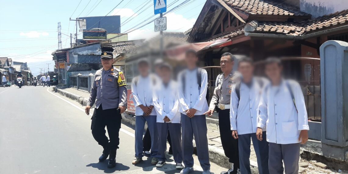 Kegiatan Patroli Kapolsek Lembursitu beserta anggota antisipasi aksi tawuran antar pelajar pasca bubaran anak sekolah