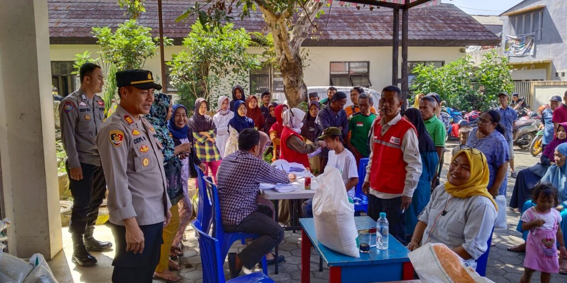Kapolsek Cikole Monitoring Giat Bantuan Pangan Di Wilayahnya