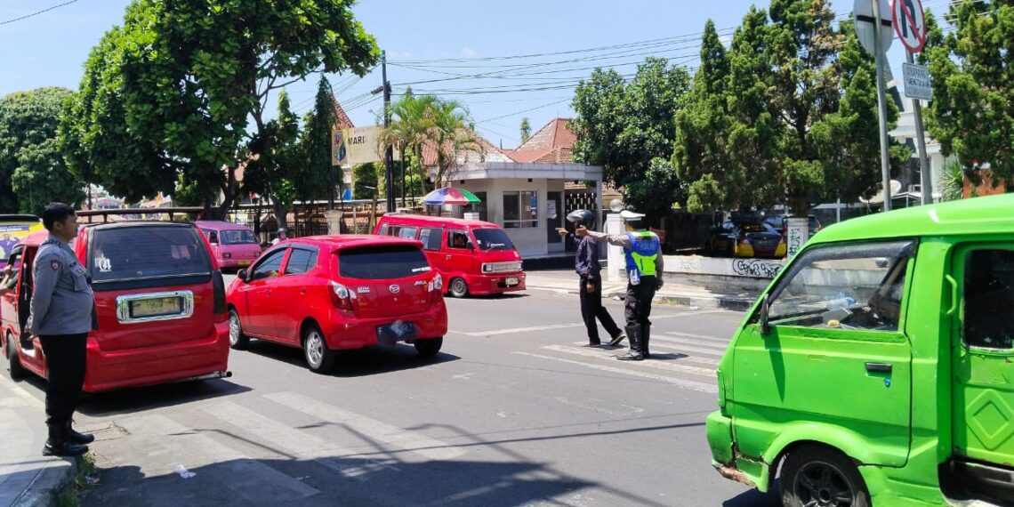 Polsek Cikole Berikan Pelayanan Dengan Pengaturan Pagi