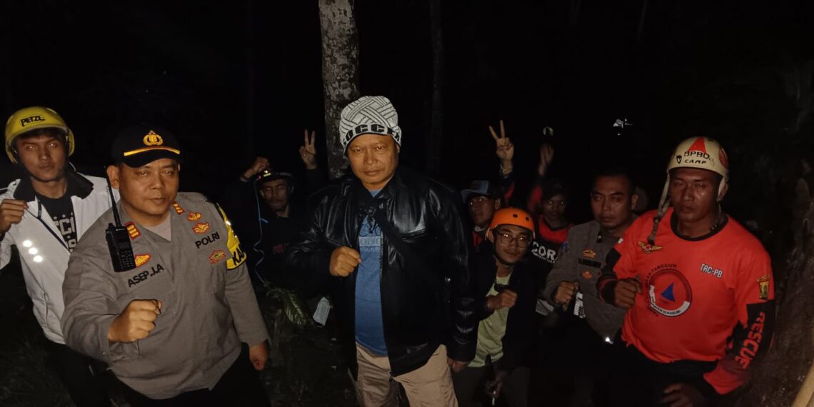 Cegah Kebakaran Lahan Perkebunan, Polisi Polsek Sukalarang dan Warga di Sukalarang Padamkan Api