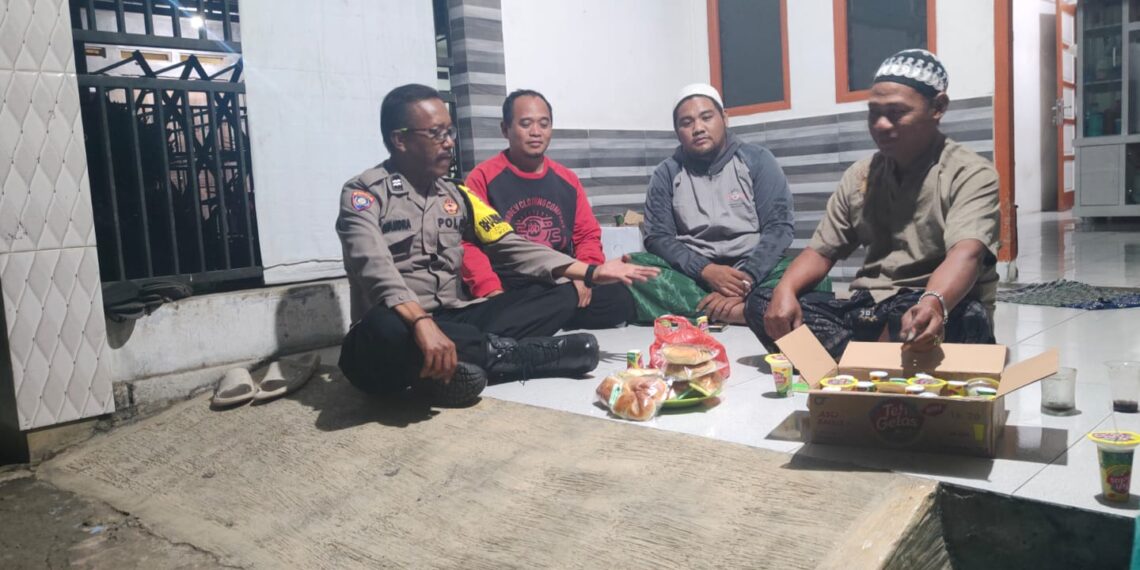 Bhabinkamtibmas Polsek Cisaat  Sambangi Warganya laksanakan Ronda Malam