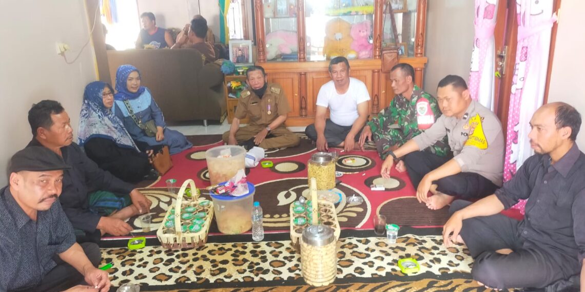 Demi menciptakan situasi yang tenang dan mendinginkan suasana pasca pemilihan petinggi desa, Bhabinkamtibmas memantau situasi desa binaannya dengan melaksanakan sambang desa.