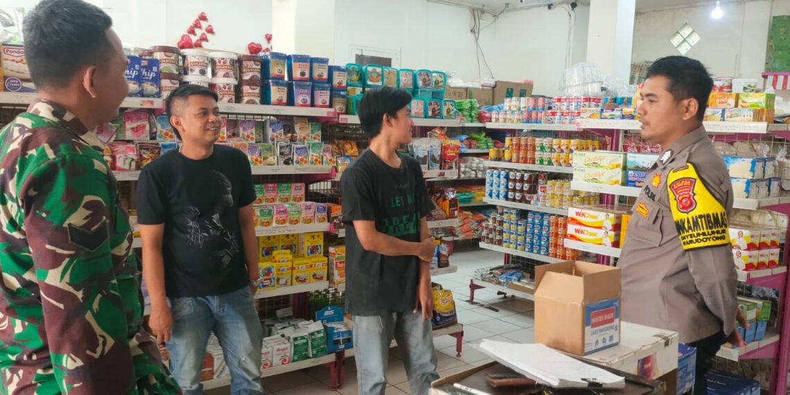 Dalam Upaya Kondusifitas Di Wilayah Bhabinkamtibmas Bersinergi Dengan Babinsa Lakukan Patroli Dialogis