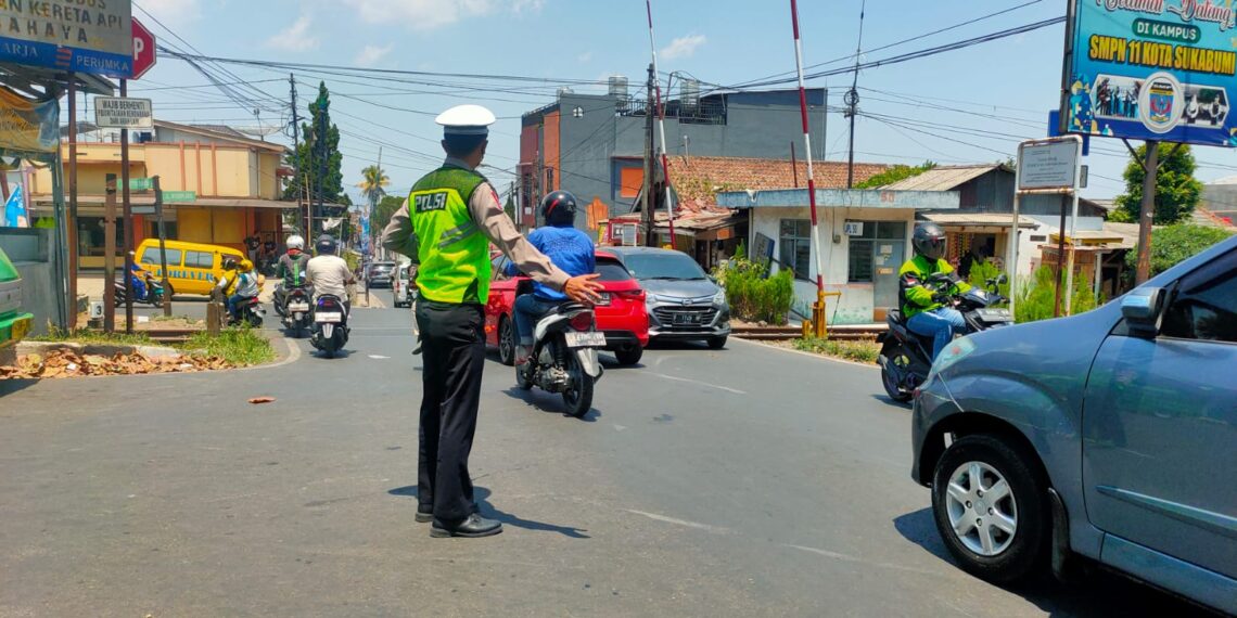 Gatur Lalu Lintas Polsek Warudoyong Paska melintas Kereta Api Pangrango