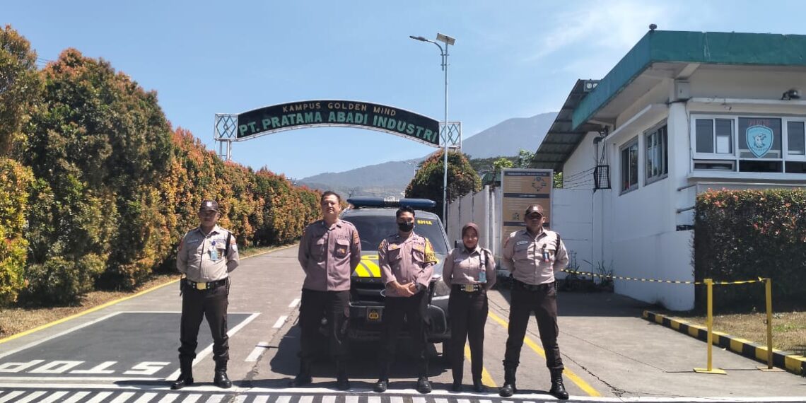 Patroli Siang Anggota Samapta Polsek Sukalarang Berikan Pesan Kepada Security