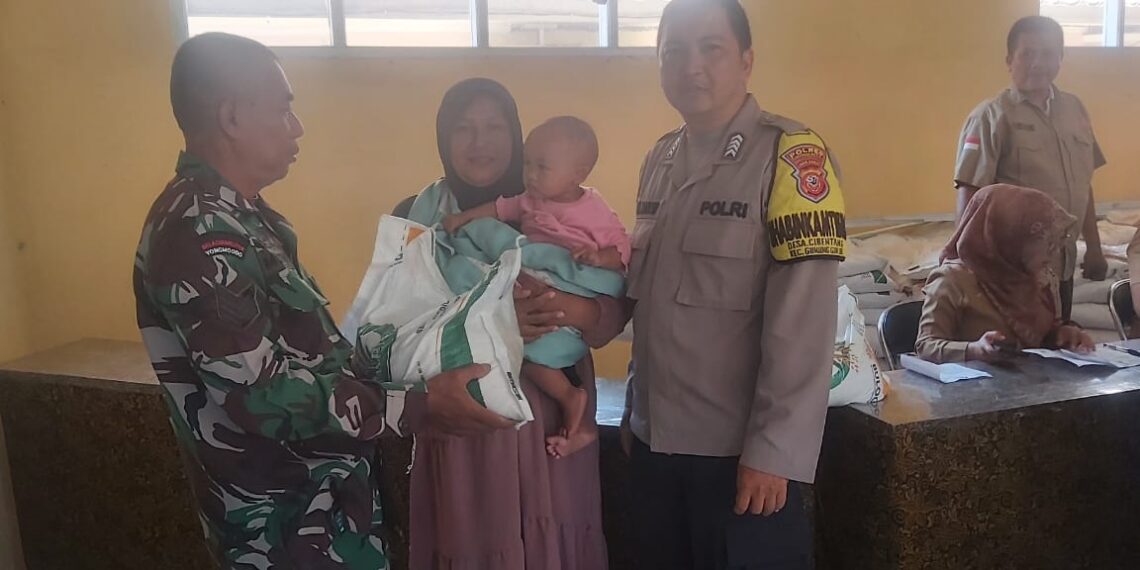Polsek Gunungguruh Monitoring Pembagian Bansos Beras