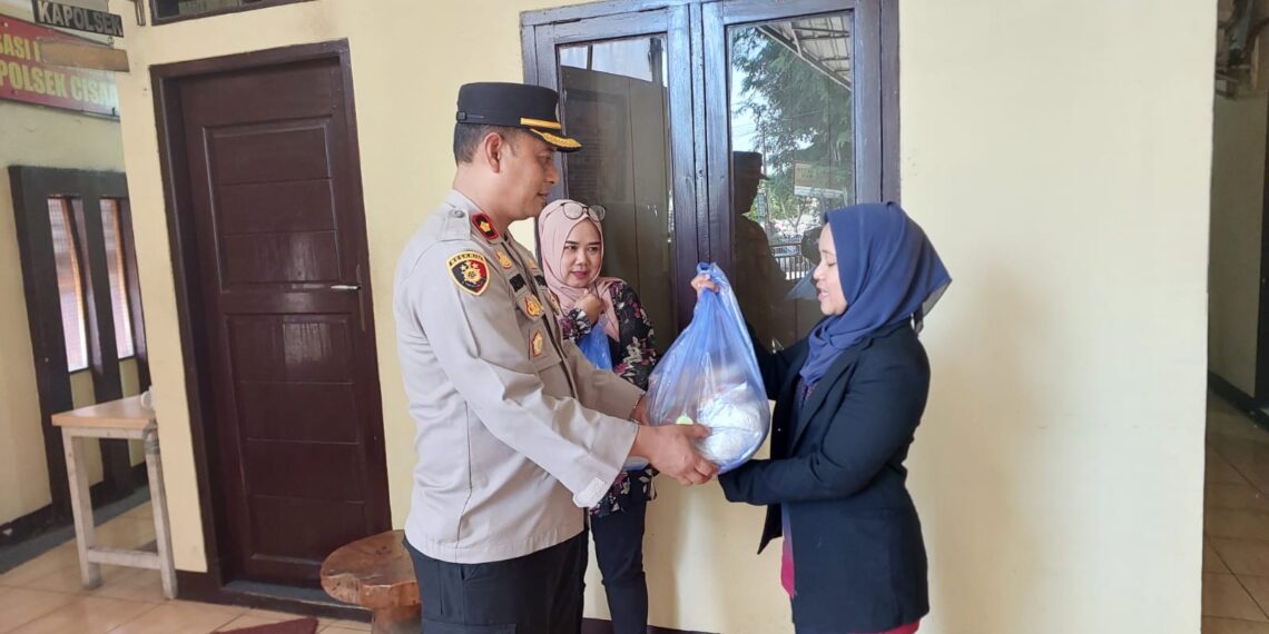 Polsek Cisaat  Berikan Bantuan Sembako Kepada PHL polsek