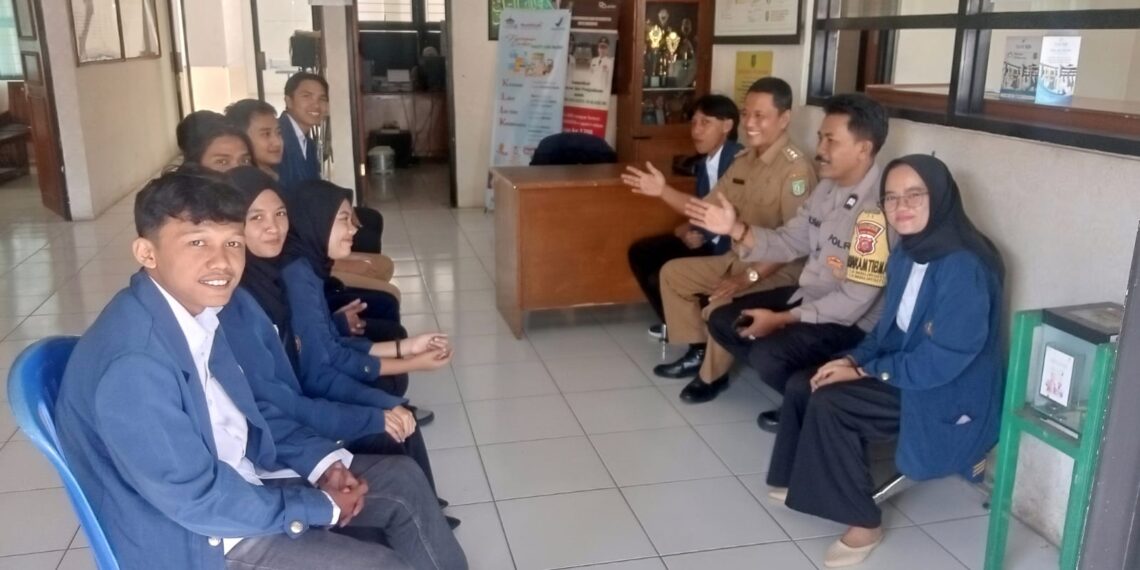 Wujudkan Sinegritas dengan lurah Lembursitu dan Warga, Bhabinkamtibamas Rutin Laksanakan Sambang