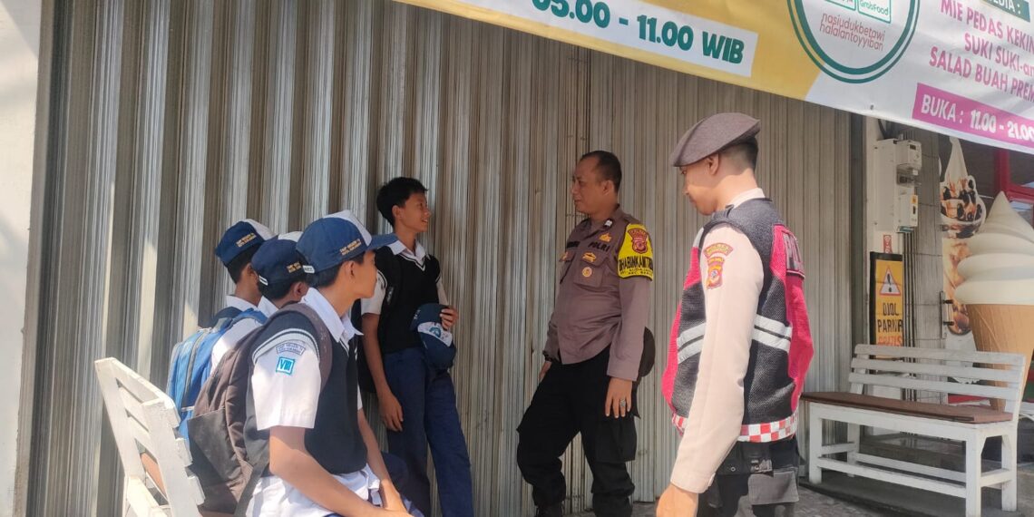 ANTISIPASI TAWURAN ANTAR PELAJAR POLSEK BAROS LAKSANAKAN PATROLI DIALOGIS DAN PEMANTAUAN PASCA BUBARAN SEKOLAH