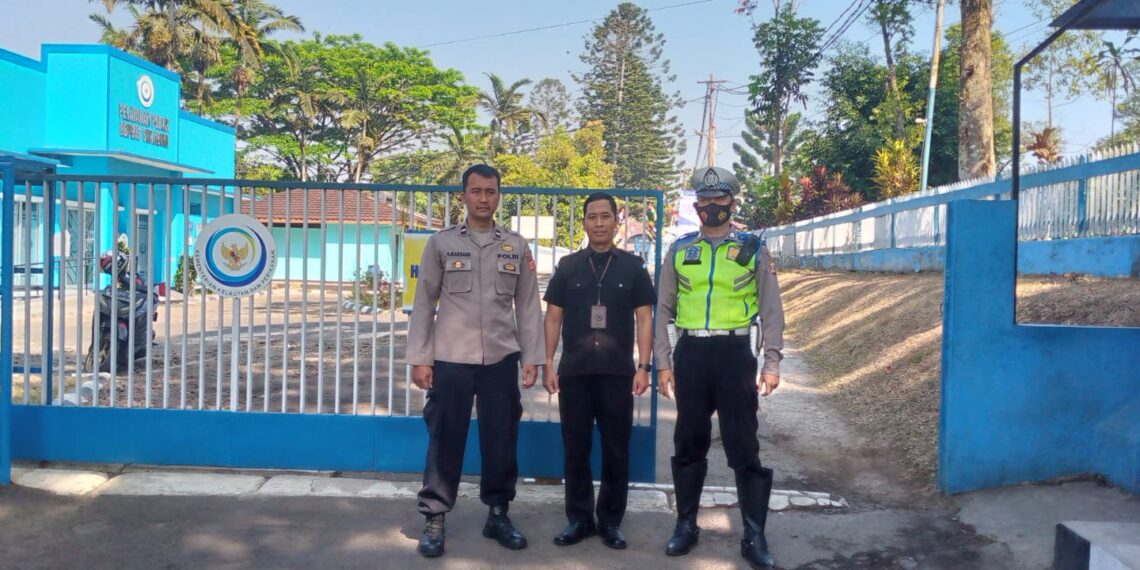Bhabinkamtibmas Polsek Cikole Sambang Dengan Satpam