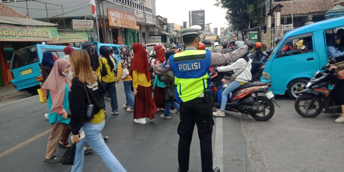 Antisipasi Kemacetan, Unit Lantas polsek sukalarang Gelar Gatur Sore Pasca Bubaran Karyawan Pabrik