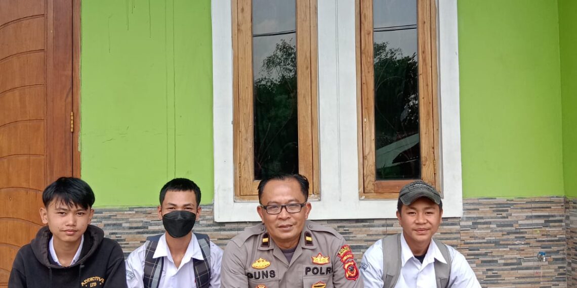 Antisipasi bubaran sekolah, Kanit samapta  Polsek Kadudampit Berikan Himbauan kepada pelajar