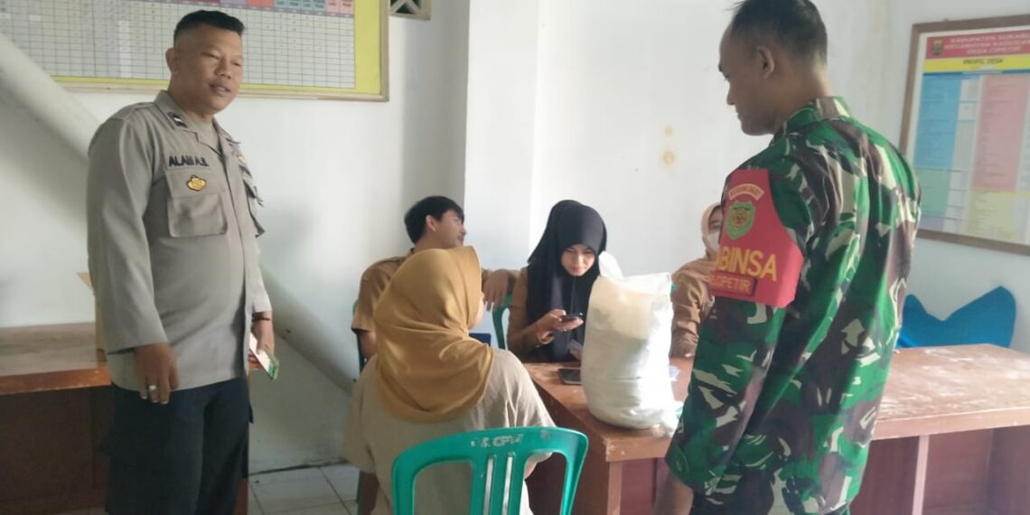 Sinergitas TNI-Polri: Bhabinkamtibmas dan Babinsa Sambangi Warga di Desa Binaan