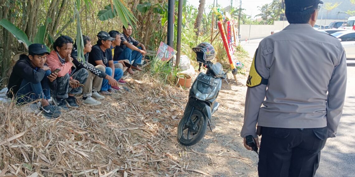 Anggota Samapta dan Bhabinkamtibmas Desa Perbawati Polsek Sukabumi Lakukan dialogis dengan Warga