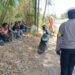 Anggota Samapta dan Bhabinkamtibmas Desa Perbawati Polsek Sukabumi Lakukan dialogis dengan Warga