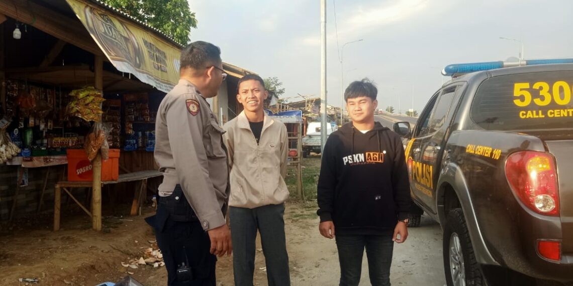 Anggota Samapta Polsek Cibeureum melaksanakan patroli Sore hari serta Strong Point di jalan Lingkar selatan antisipasi Gukamtibmas