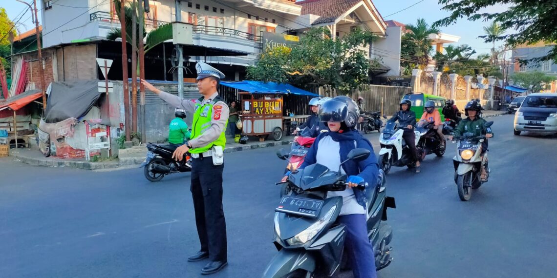 Polsek Warudoyong Gatur Lalu lintas pagi guna terciptanya Kamseltibcar Lantas
