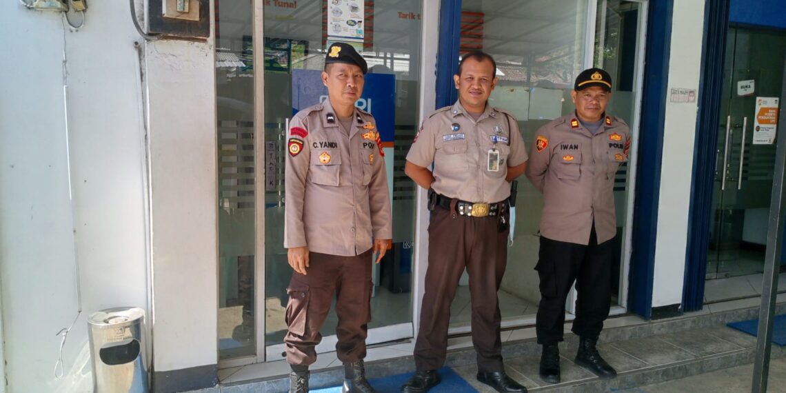 Cegah Kejahatan Perbankkan saat Patroli Dialogis Siang Polisi kontrol ATM BRI