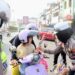 Bagikan Coklat dan Helm, Polwan dan Badut di Kota Sukabumi Ajak Warga Tertib Berlalulintas