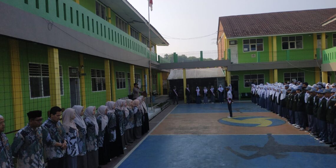 Dalam membentuk pondasi karakter yang baik untuk remaja Kapolsek kadudampit Memberikan Pembinaan dan Penyuluhan Kepada Siswa-siswi Sekolah