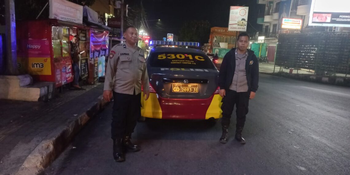 Tingkatkan Keamanan, Polsek Cikole Laksanakan Patroli Malam