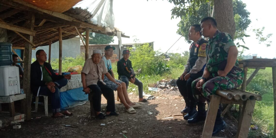 Bhabinkamtibmas Polsek Cibeureum bersama Babinsa Monitoring wilayah bersama sama Cegah Gukamtibmas