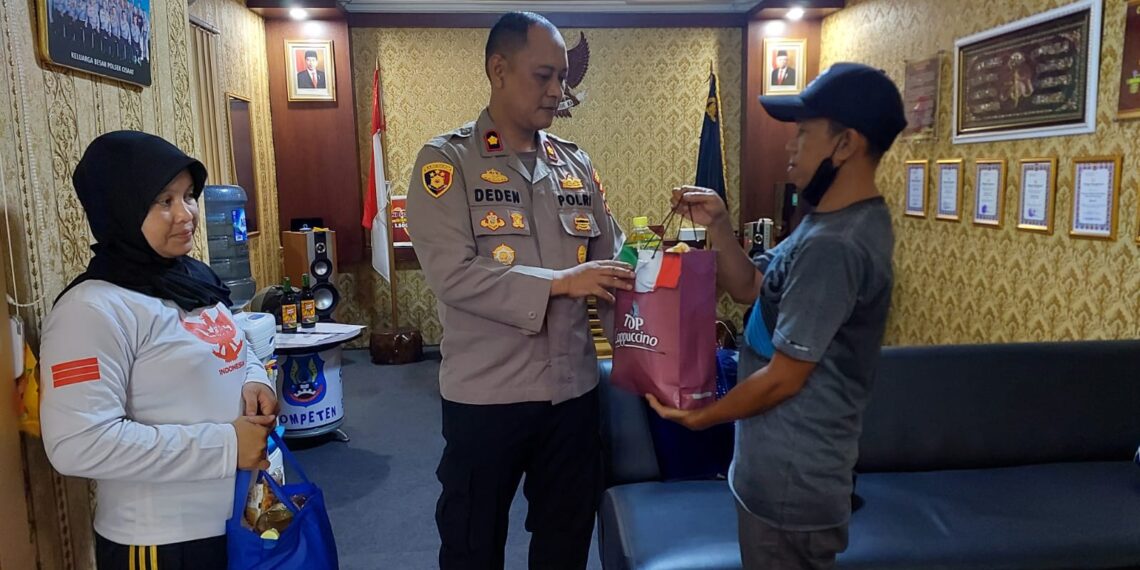 Polsek Cisaat berikan bantuan paket sembako kepada PHL Polsek