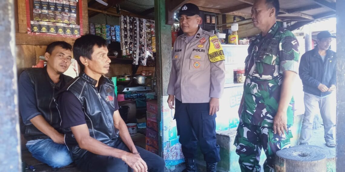 BHABINKAMTIBMAS BERSAMA BABINSA MELAKSANAKAN SAMBANG / SILATURAHMI KAMTIBMAS KEPADA WARGA MASYARAKAT.