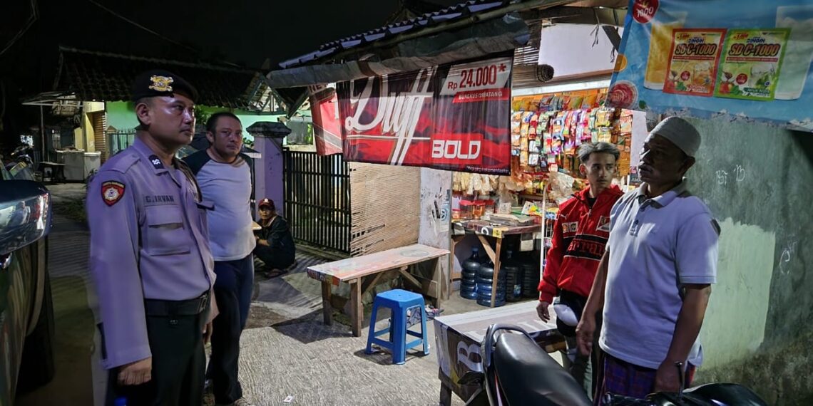 Anggota Patroli Samapta Saat Patroli Dialogis bersama warga masyarakat di pemukiman / perumahan masyarakat