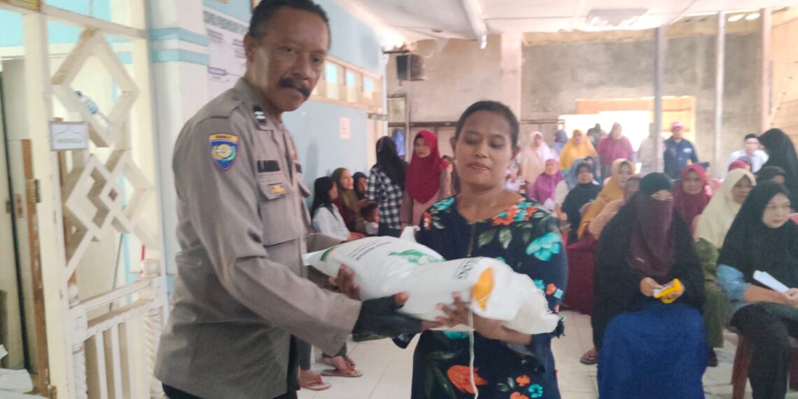Bhabinkamtibmas Polsek Cisaat Monitoring Pembagian Beras di Desa binaan