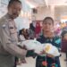 Bhabinkamtibmas Polsek Cisaat  Monitoring Pembagian Beras di Desa binaan