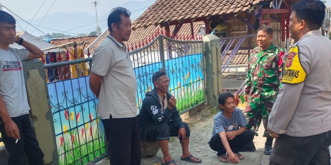 Sinergitas TNI-POLRI Bhabinkamtibmas Kel. Gedongpanjang  bersama Babinsa Patroli dialogis dan Sambang Warga Binaan.