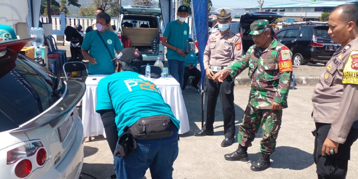 POLSEK BAROS BANTU UJI EMISI KENDARAAN BERMOTOR RODA 4 (EMPAT) YANG DILAKSANAKAN OLEH DINAS LINGKUNGAN HIDUP KOTA SUKABUMI.