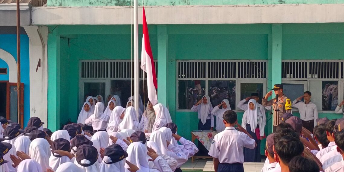 MENJADI PEMBINA UPACARA BENDERA DI MTs N 1 KOTA SUKABUMI KAPOLSEK CITAMIANG