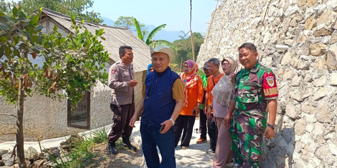 Sinergitas TNI-POLRI Bhabinkamtibmas Kel. Gedongpanjang bersama Babinsa Patroli dialogis dan Sambang Warga.
