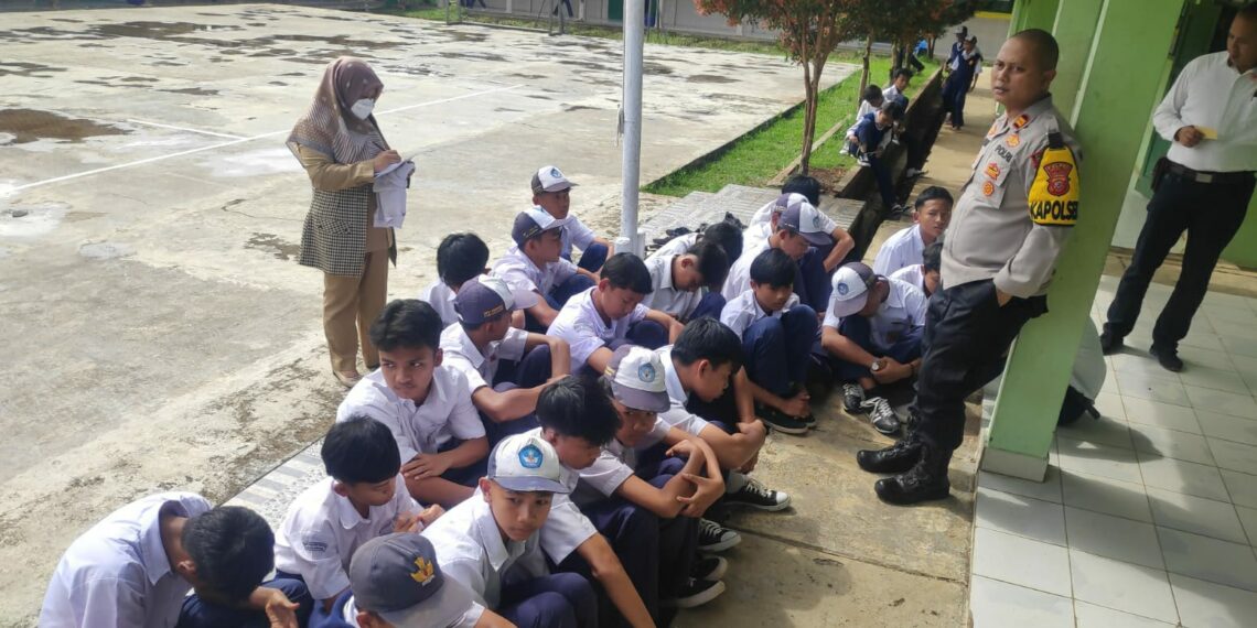 Cegah Kenakalan Remaja dan Anak Sekolah, Kapolsek Kebon Pedes Memberikan Penyuluhan kepada Siswa SMP N 1 Kebon Pedes