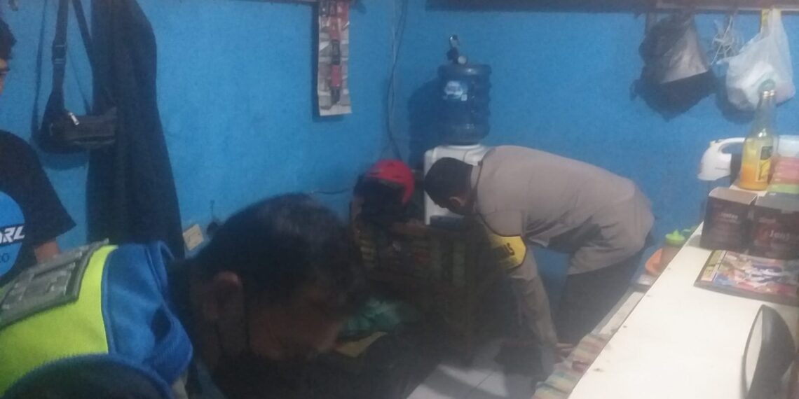 Polisi Polsek Sukalarang Gencarkan Razia Miras Ke Kios – Kios Jamu