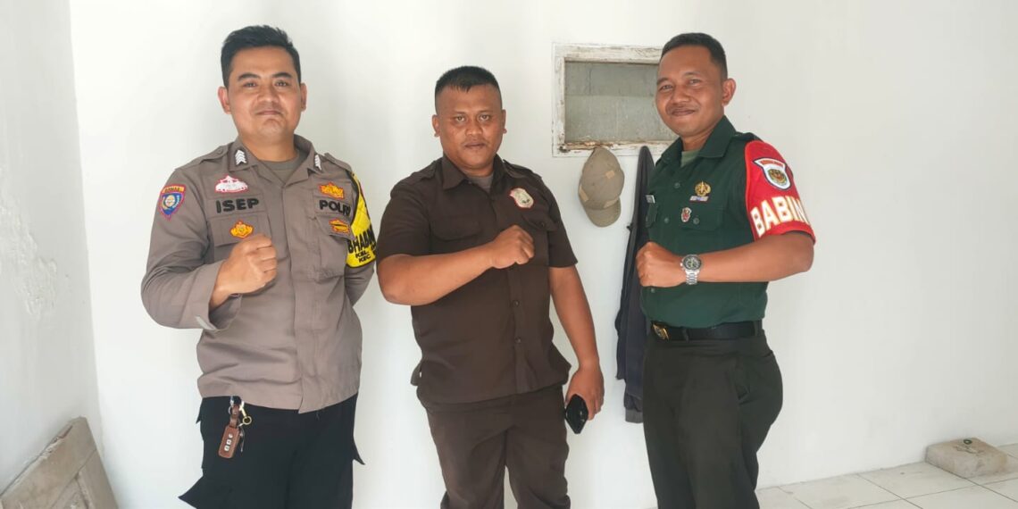 Dekati warga Babinkamtibmas bersinergi dengan Babinsa Sambangi Warga dan Berikan Imbauan Kamtibmas