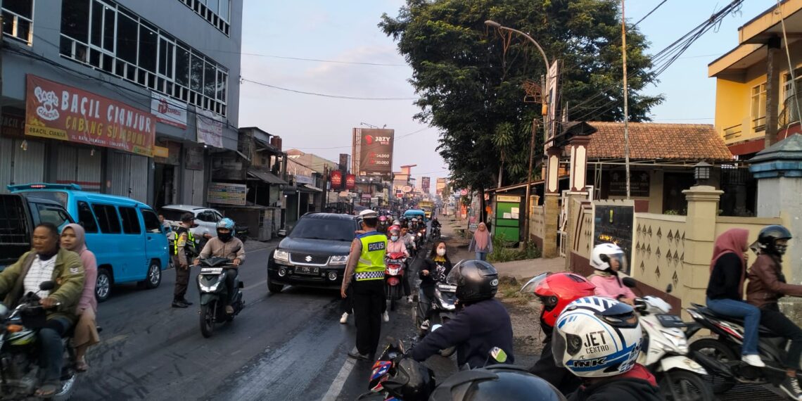 Gatur Lalin Pagi, Dalam Rangka Ops Zebra Lodaya 2023 Bentuk Pelayanan Unit Lantas Polsek Sukalarang Kepada Masyarakat