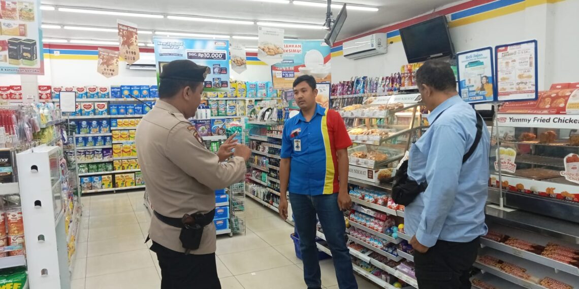 Anggota Unit Samapta  Polsek Lembursitu giat patroli sambang ke pertokoan