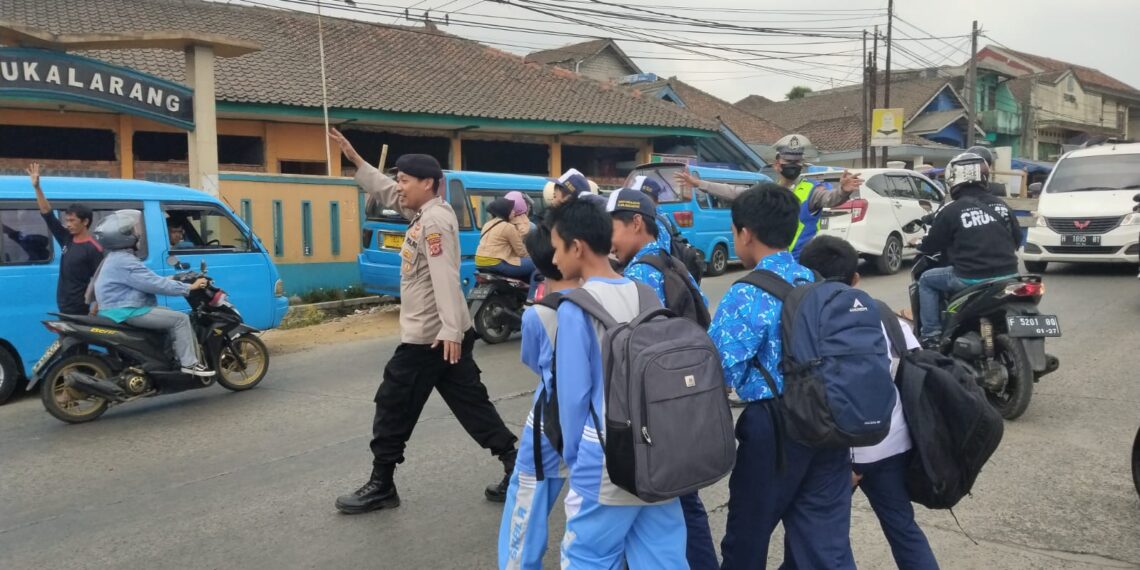 Peduli Keselamatan Polisi Polsek Sukalarang Laksanakan Gatur Lalin Siang Hari Pasca Kepulangan Anak Sekolah
