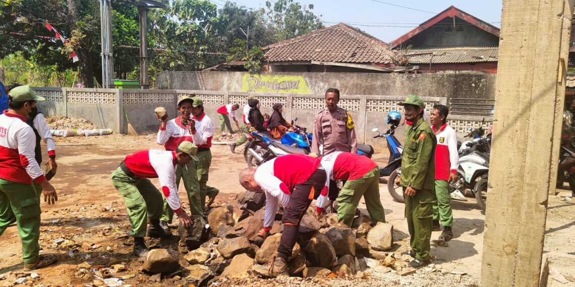Bhabinkamtibmas Polsek Cisaat laksnakan Kerja bhakti Dan Linmas Ciptakan Lingkungan Sehat